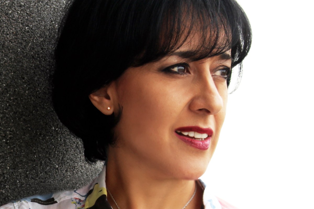 María Fernada jamás pensó que sería escritora. Cuando se encontró con el oficio halló una herramienta para desahogar sus miedos, para vivir vidas que no tuvo y para confesar amores que no fueron correspondidos. Negó su talento para contar historias múltiples veces, solo escribía para salvarse, porque era su lugar seguro.